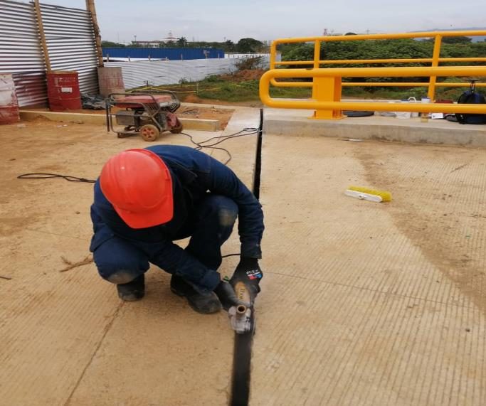 Técnico con casco instalando un perfil de caucho
