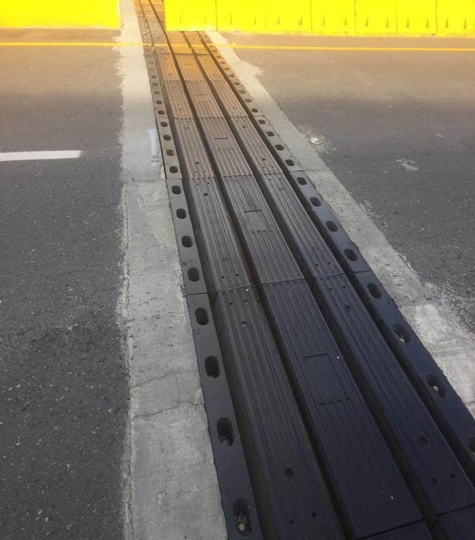 Junta de dilatación instalada en la calzada de un puente